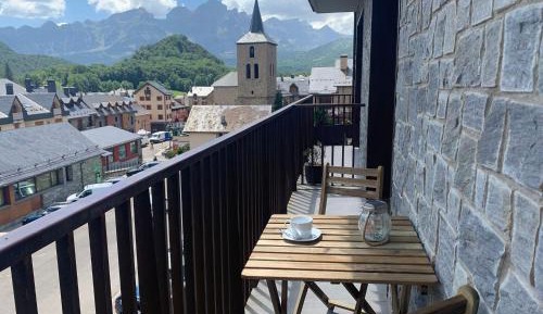 Apartment with Mountain View