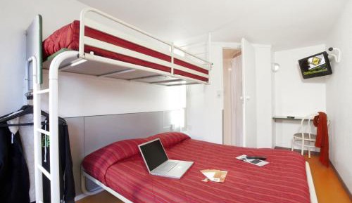 Triple Room (1 Double Bed + 1 Single Bed)