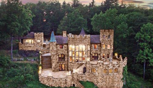 The King's Suite in HIGHLANDS CASTLE