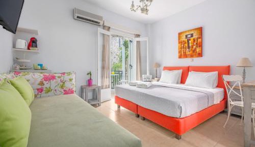 Triple Room with Sofa Bed and Garden View