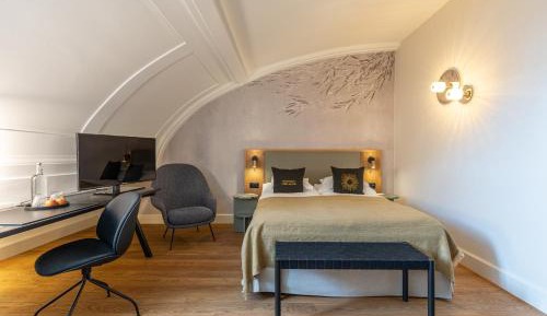 Basic Double Room with Street View