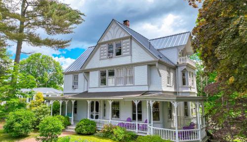 Six Bedroom Holiday Home