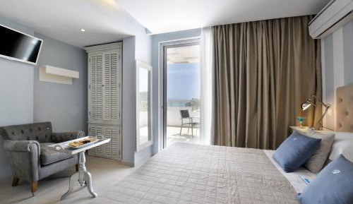 Junior Suite with Side Sea View