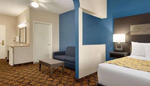 Deluxe Queen Suite - Non-Smoking