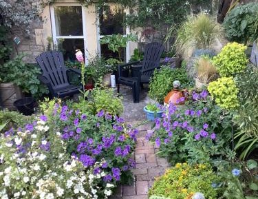Apartment with Garden View