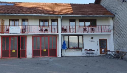 Apartment with Mountain View