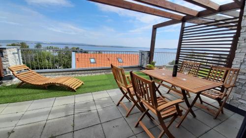 Apartment with Lake View
