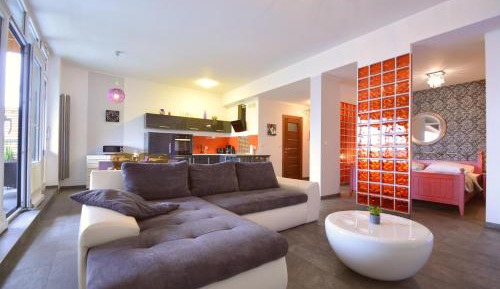 King Studio with Sofa Bed
