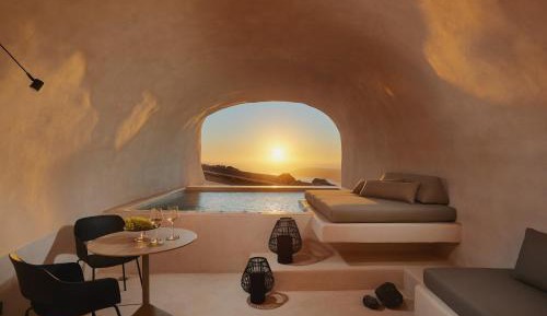 Omni Cave Suite with Private Jacuzzi- Caldera View