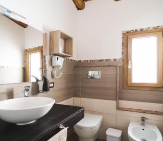 Deluxe Room (2 Adults + 1 Child)