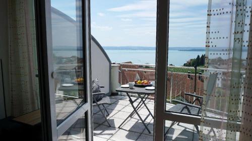 Apartment with Lake View