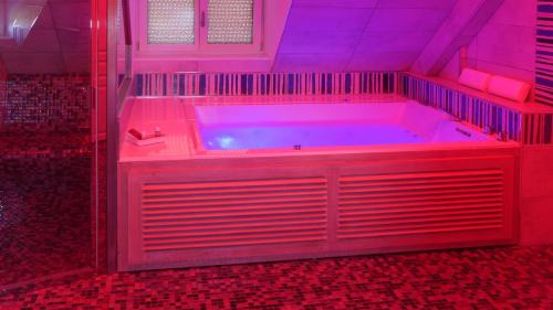 Queen Room with Spa Bath