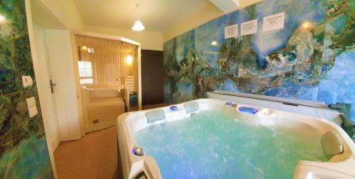 Studio with Spa Bath