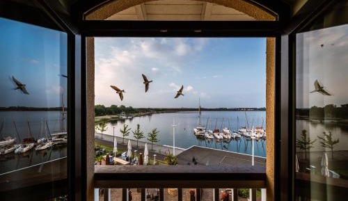 Apartment with Lake View