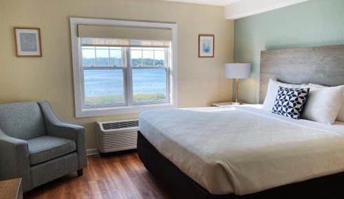 King Suite with Living Room - Suites Building