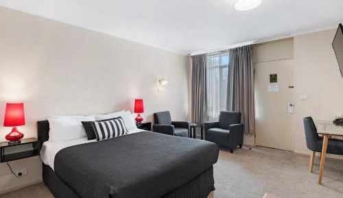 Deluxe Queen Suite