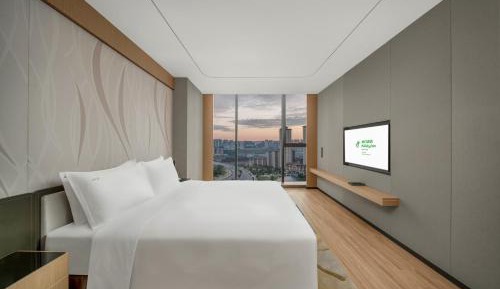 One-Bedroom Suite with Dining Area