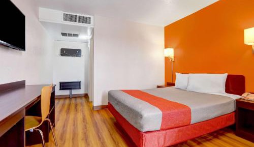 King Room with Roll-in Shower - Disability Access - Non-Smoking