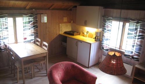 Cottage with Shared Bathroom (4 Adults)