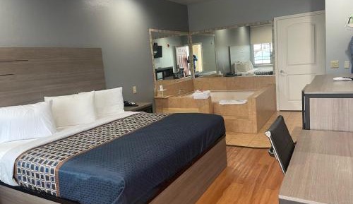 Suite with Hot Tub