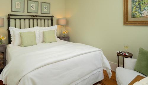 Small Room with Queen Bed