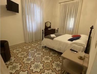 Basic Triple Room with Shared Bathroom
