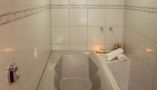 Deluxe Suite with Spa Bath