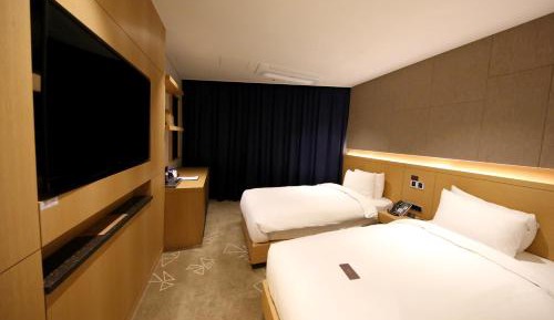 Standard Twin Room with Half Ocean View