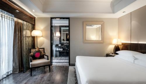 Suite with Living Room - 20% discount on Food & Beverage, Spa and club access