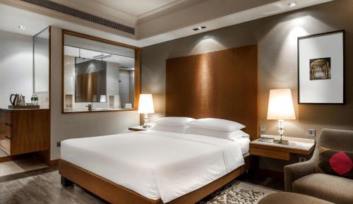King Room with City View - Club Access