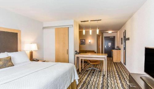 Deluxe King Suite - Non-Smoking