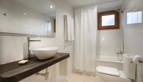 Standard Twin Room with Mountain View