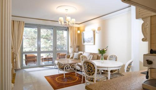 One-Bedroom Apartment with Balcony (4 Adults)