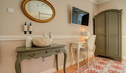 Superior Suite with Square and River View