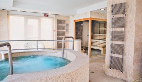 Deluxe Double Room with Balcony and Lateral Lake View and Spa Access