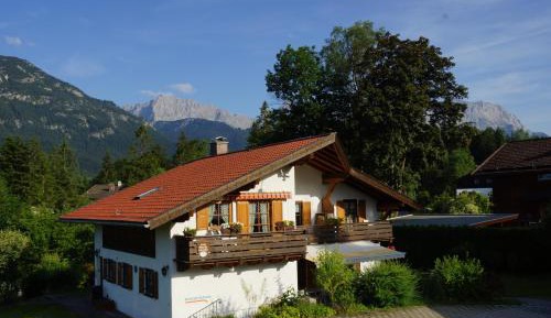 Apartment with Mountain View