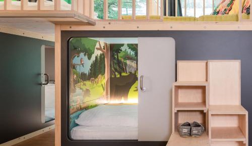 Rainforest Family Room up to 4 with 2 capsule beds and shared bathroom 