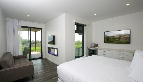 Suite with Mountain View