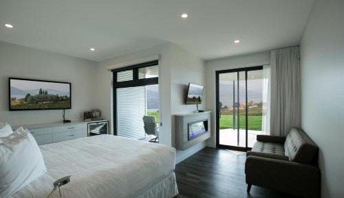 Suite with Mountain View