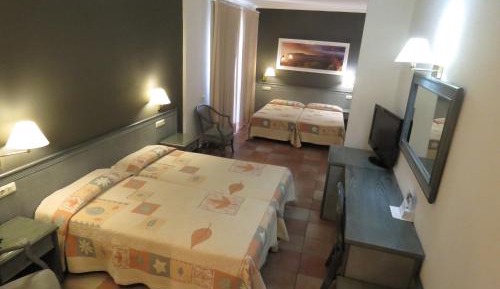 Family Room (2 Adults + 2 Children)