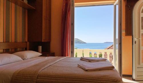 Apartment (2 Adults + 1 Child) with Terrace and Sea View