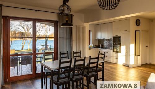 Four-Bedroom House by the lake