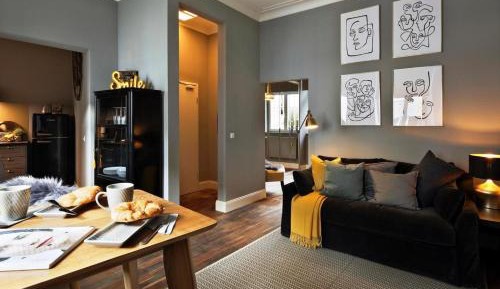 Apartment mit 2 Schlafzimmern ueber einer Bar