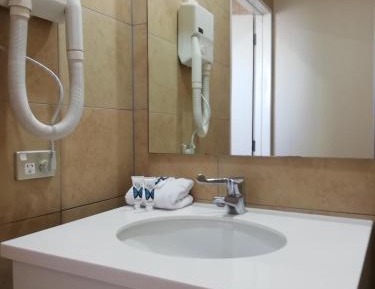 Two-Bedroom Apartment with 1 Single Bed and 1 Queen Bed