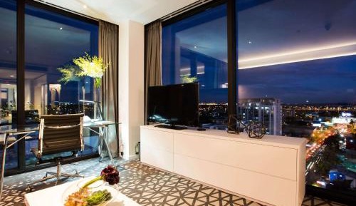 Executive King Corner Suite with Separate Lounge - Top Floors
