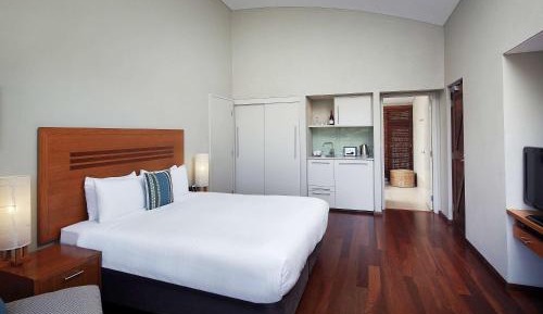 Studio Lake View King Bed