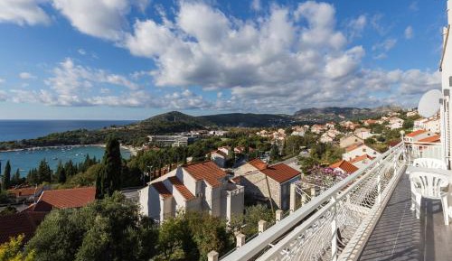 Comfort Two-Bedroom Apartment with Balcony and Sea View