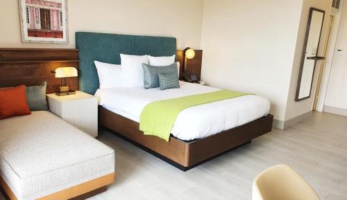 Deluxe Partial Ocean View King