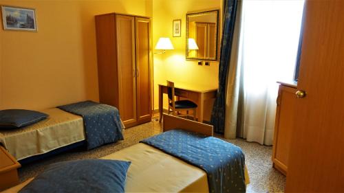 Twin Room with Shower