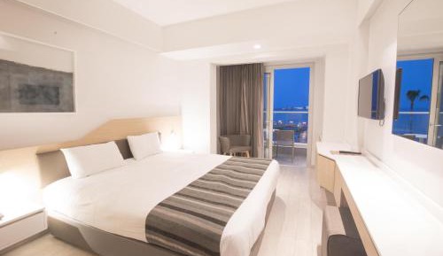 Double or Twin Room with Sea View
